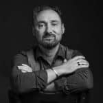 Porträt eines lächelnden Mannes in Schwarz-Weiß