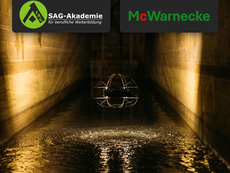 Drohne fliegt in beleuchtetem Kanaltunnel