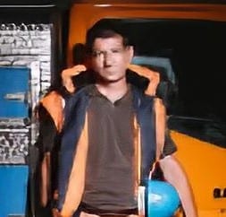 Mann mit Rucksack vor gelbem Bus