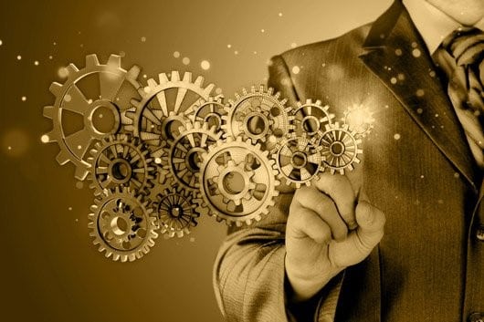 Mann präsentiert symbolische Zahnräder